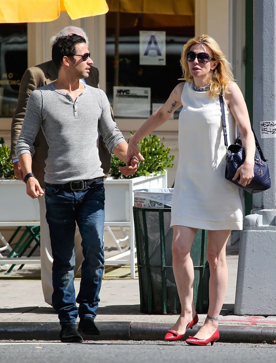 Z kim Courtney Love trzyma się za ręce? (FOTO) Z kim Courtney Love trzyma się za ręce? (FOTO)