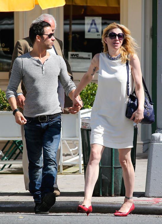 Z kim Courtney Love trzyma się za ręce? (FOTO) Z kim Courtney Love trzyma się za ręce? (FOTO)