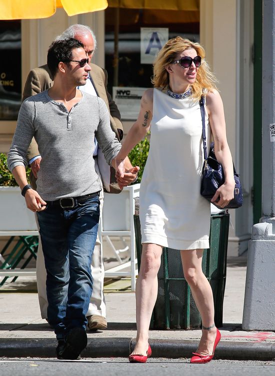 Z kim Courtney Love trzyma się za ręce? (FOTO) Z kim Courtney Love trzyma się za ręce? (FOTO)