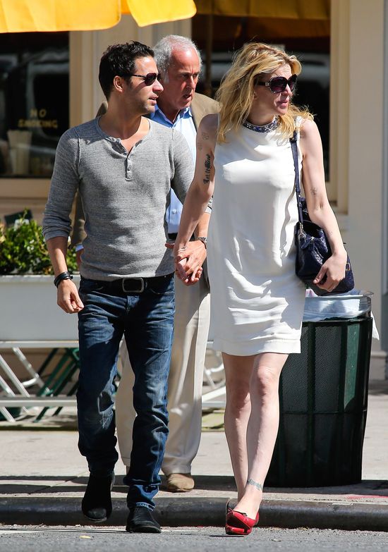 Z kim Courtney Love trzyma się za ręce? (FOTO) Z kim Courtney Love trzyma się za ręce? (FOTO)