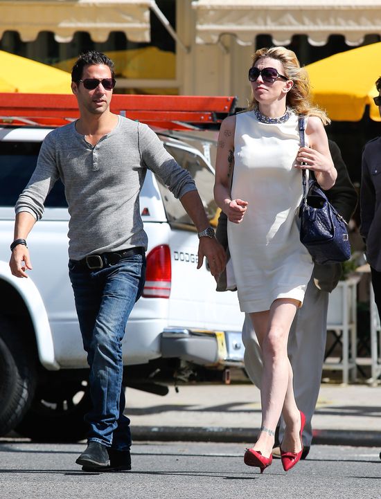 Z kim Courtney Love trzyma się za ręce? (FOTO) Z kim Courtney Love trzyma się za ręce? (FOTO)