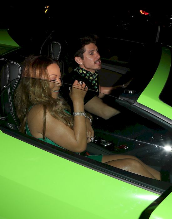 Mariah Carey bawi się ze swoim kochankiem pośród... karłów