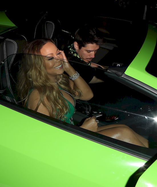 Mariah Carey bawi się ze swoim kochankiem pośród... karłów