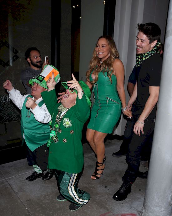 Mariah Carey bawi się ze swoim kochankiem pośród... karłów