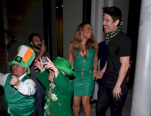 Mariah Carey bawi się ze swoim kochankiem pośród... karłów