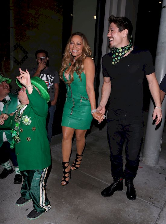 Mariah Carey bawi się ze swoim kochankiem pośród... karłów