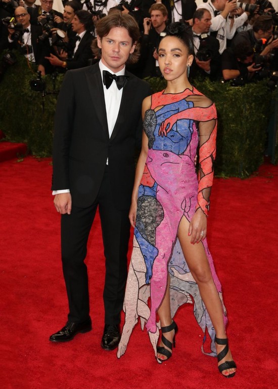 Tego nie było: sukienka z penisem na gali MET