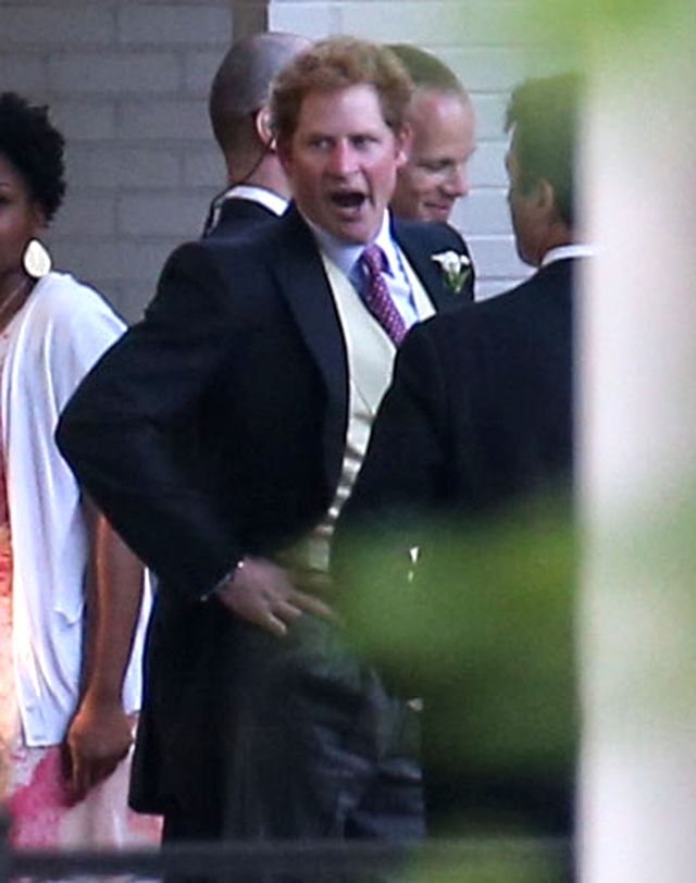 Williamie, Harry! Gdzie się podziały Wasze maniery? (FOTO) Williamie, Harry! Gdzie się podziały Wasze maniery? (FOTO)