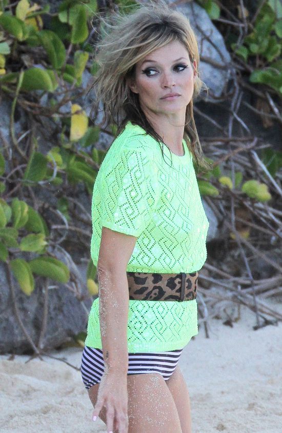 Kate Moss pozuje na karaibskiej plaży (FOTO)