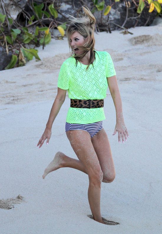 Kate Moss pozuje na karaibskiej plaży (FOTO)