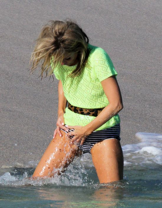 Kate Moss pozuje na karaibskiej plaży (FOTO)