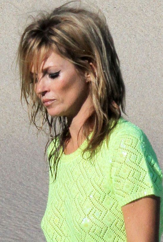 Kate Moss pozuje na karaibskiej plaży (FOTO)