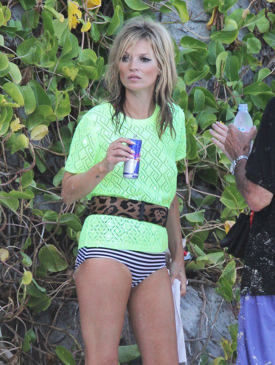 Kate Moss pozuje na karaibskiej plaży (FOTO)