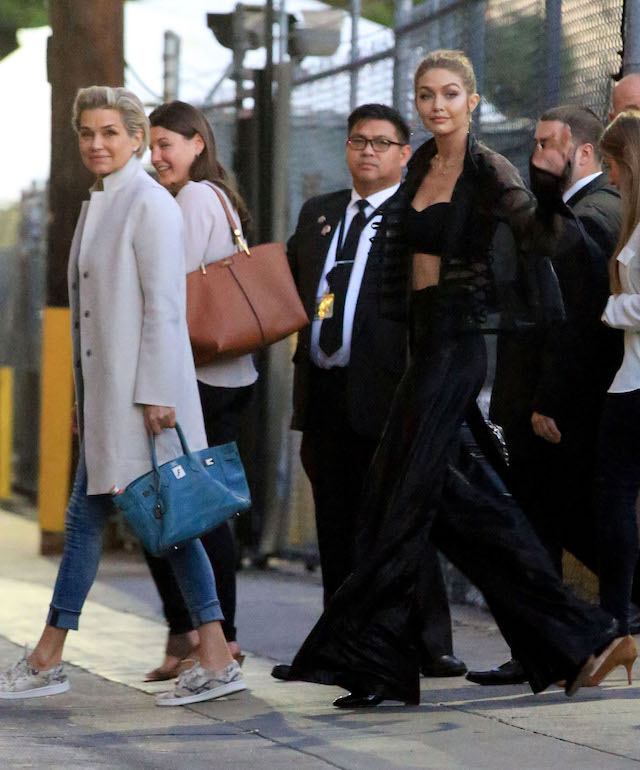 Ta fotka was rozczuli! Yolanda Hadid pokazała zdjęcie Gigi i Belli z dzieciństwa