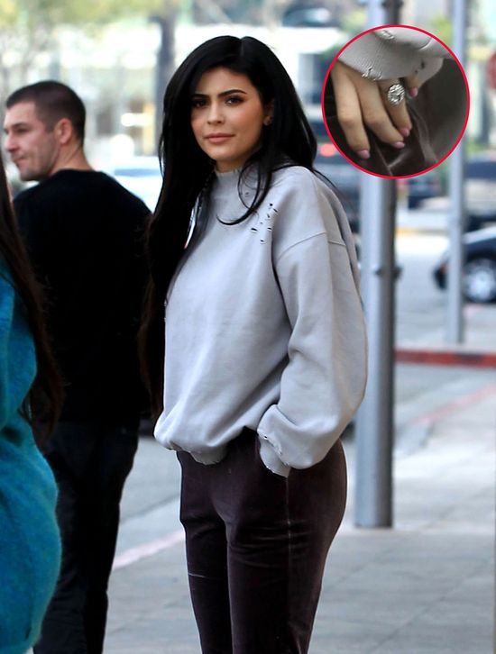 Pierścionek u Kylie Jenner wywołał szereg spekulacji! (FOTO)