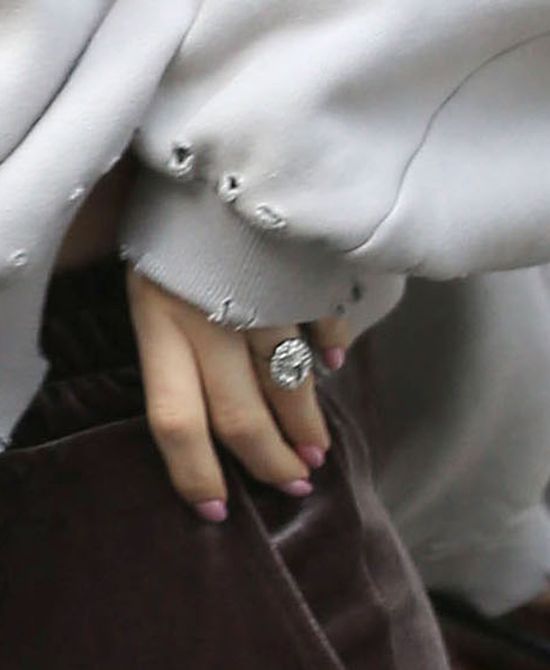 Pierścionek u Kylie Jenner wywołał szereg spekulacji! (FOTO)