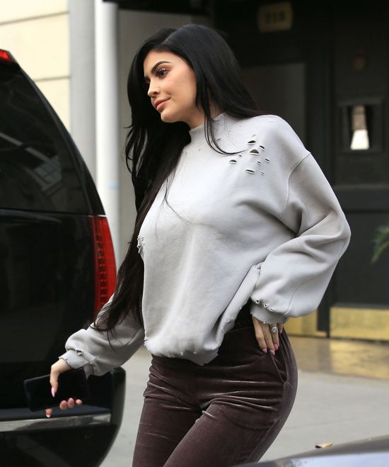Pierścionek u Kylie Jenner wywołał szereg spekulacji! (FOTO)