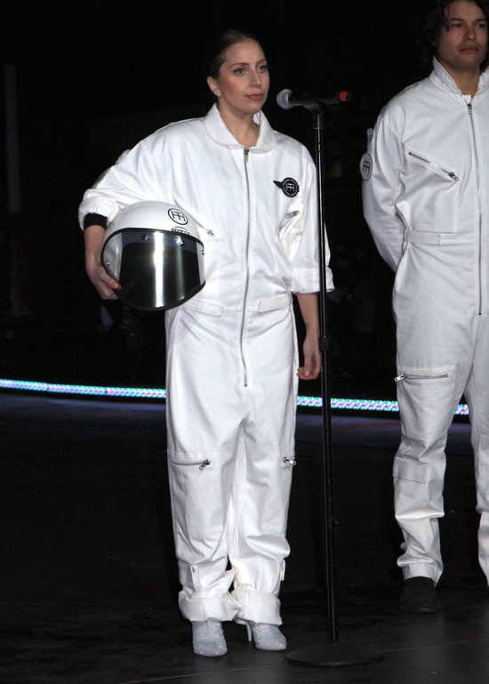 Lady Gaga pokazała… latającą sukienkę! (FOTO) Lady Gaga pokazała… latającą sukienkę! (FOTO)