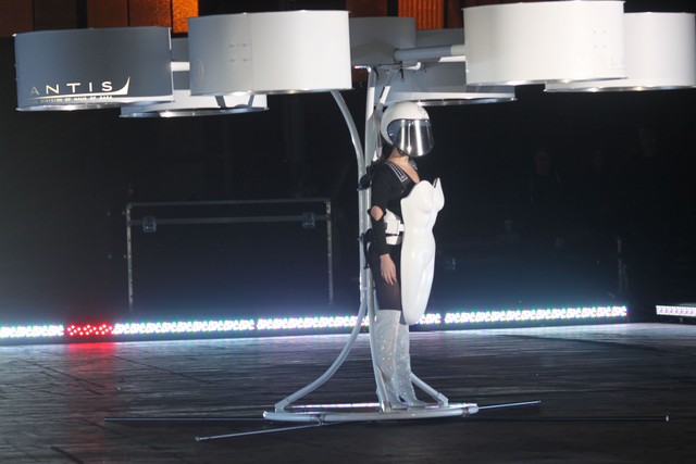 Lady Gaga pokazała… latającą sukienkę! (FOTO) Lady Gaga pokazała… latającą sukienkę! (FOTO)
