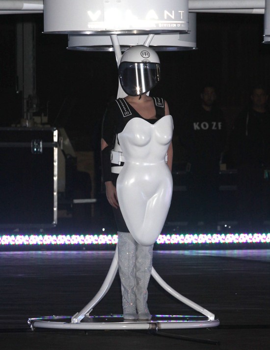 Lady Gaga pokazała… latającą sukienkę! (FOTO) Lady Gaga pokazała… latającą sukienkę! (FOTO)