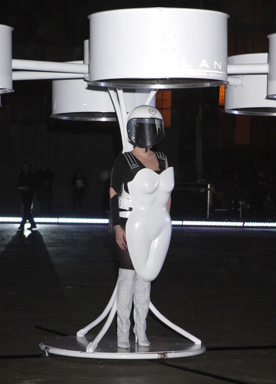 Lady Gaga pokazała… latającą sukienkę! (FOTO) Lady Gaga pokazała… latającą sukienkę! (FOTO)