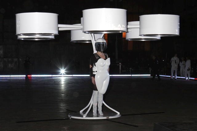 Lady Gaga pokazała… latającą sukienkę! (FOTO) Lady Gaga pokazała… latającą sukienkę! (FOTO)