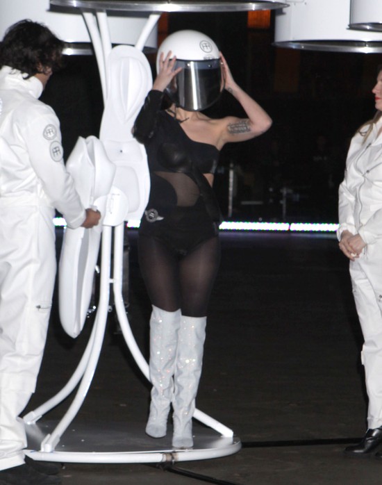 Lady Gaga pokazała… latającą sukienkę! (FOTO) Lady Gaga pokazała… latającą sukienkę! (FOTO)