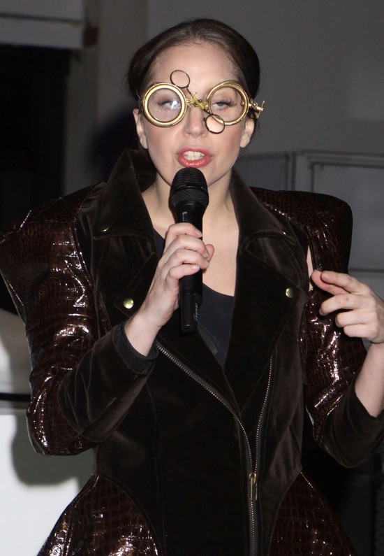 Lady Gaga pokazała… latającą sukienkę! (FOTO) Lady Gaga pokazała… latającą sukienkę! (FOTO)