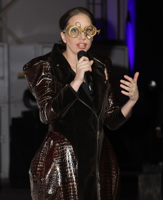 Lady Gaga pokazała… latającą sukienkę! (FOTO) Lady Gaga pokazała… latającą sukienkę! (FOTO)