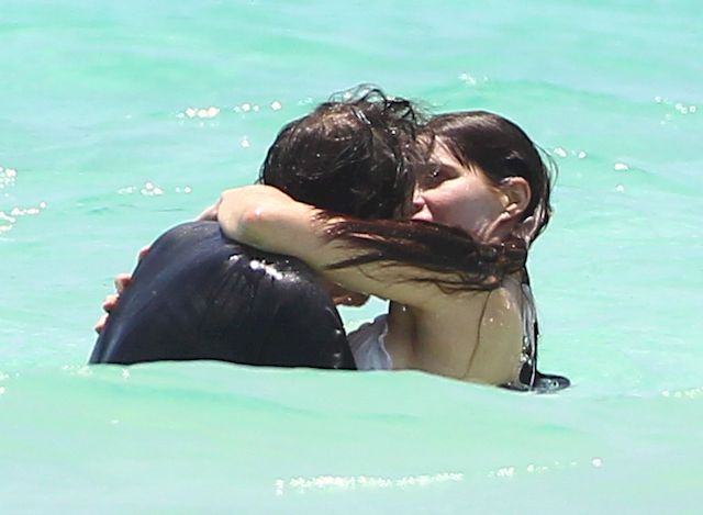 Upojne chwile 77-letniego Al Pacino u boku 38-letniej modelki