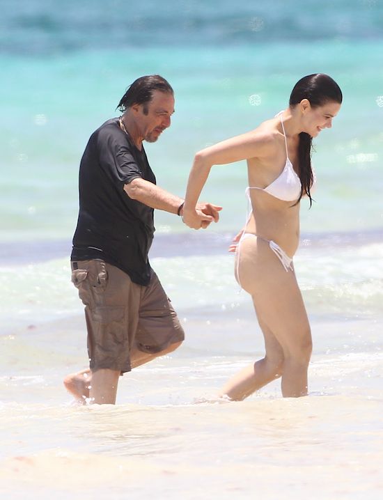 Upojne chwile 77-letniego Al Pacino u boku 38-letniej modelki