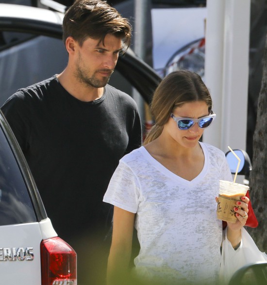 Olivia Palermo nie zdejmuje swojego wielkiego pierścionka 