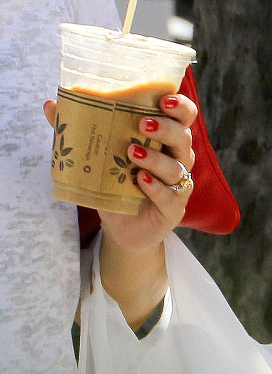 Olivia Palermo nie zdejmuje swojego wielkiego pierścionka 