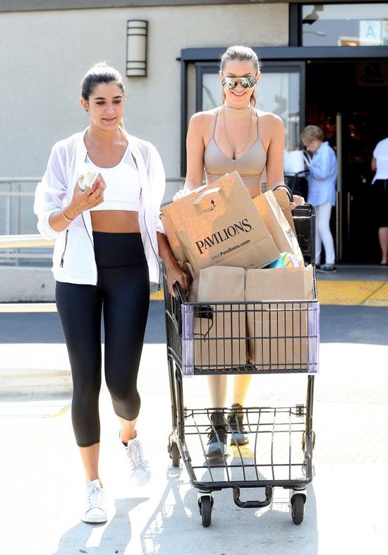 Bella hadid nawet na zakupach... musi kipić seksem (FOTO)