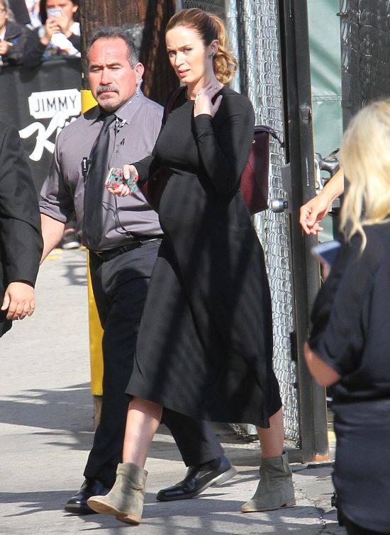 Emily Blunt pokazuje swój CIĄŻOWY brzuch Emily Blunt pokazuje swój CIĄŻOWY brzuch