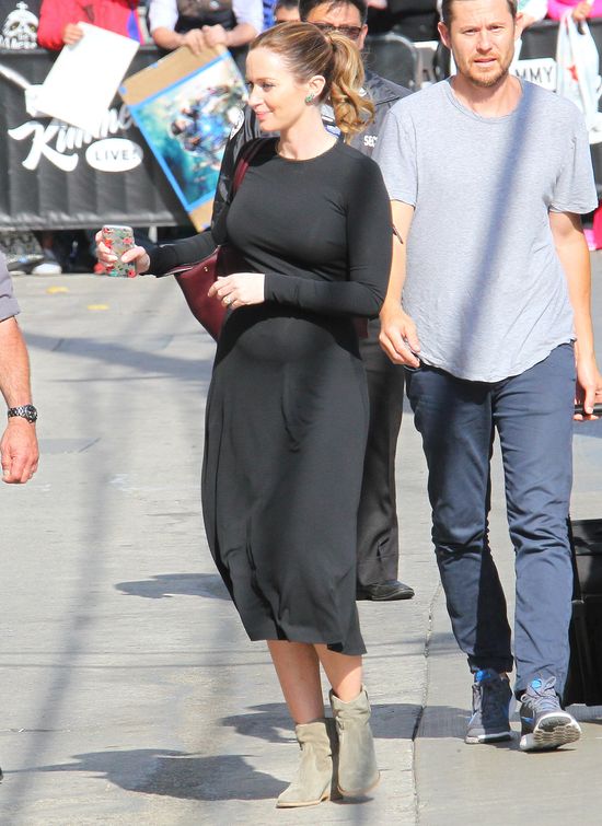 Emily Blunt pokazuje swój CIĄŻOWY brzuch Emily Blunt pokazuje swój CIĄŻOWY brzuch