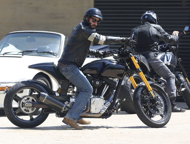 Keanu Reeves pokazał środkowy palec paparazzi (FOTO)