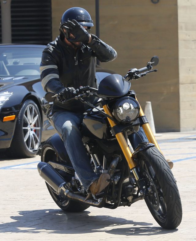 Keanu Reeves pokazał środkowy palec paparazzi (FOTO)