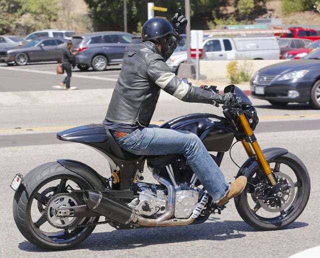 Keanu Reeves pokazał środkowy palec paparazzi (FOTO)