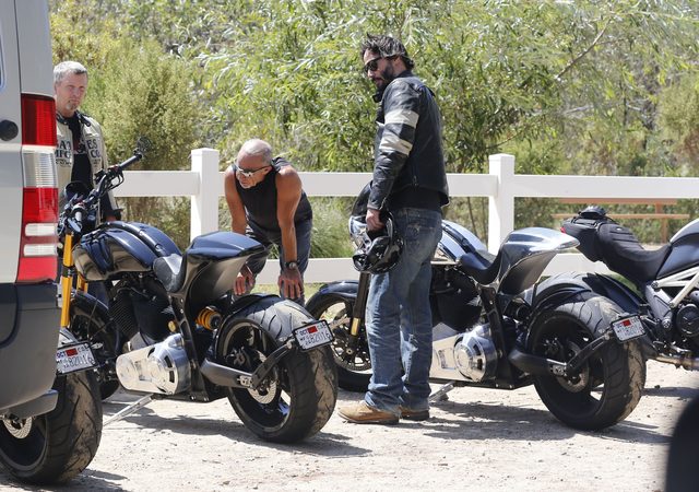 Keanu Reeves pokazał środkowy palec paparazzi (FOTO)