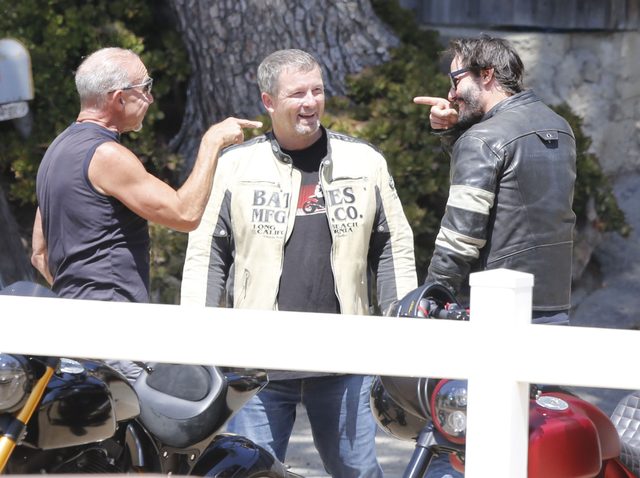 Keanu Reeves pokazał środkowy palec paparazzi (FOTO)