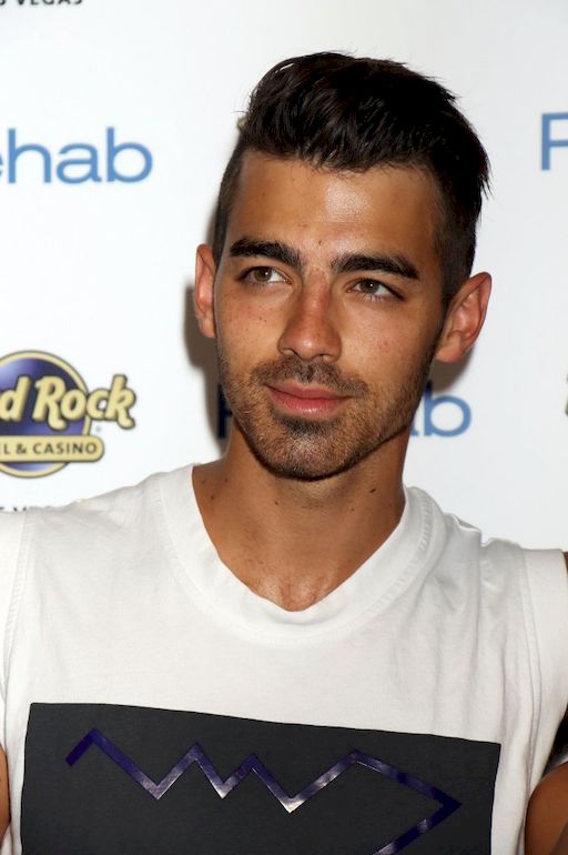 Sława przerosła Joe Jonasa. PIosenkarz nie dawał sobie z nią rady!