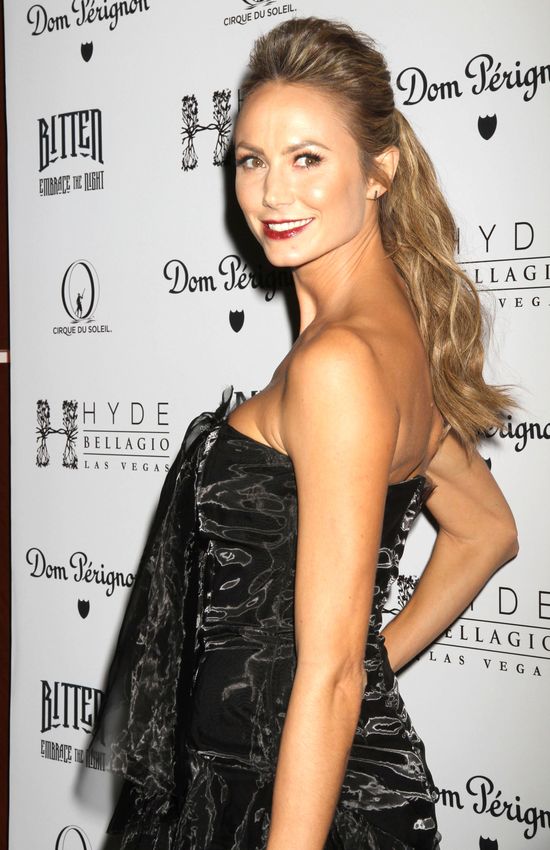 Dziewczyna George'a Clooneya zarabia na sławie (FOTO) Dziewczyna George'a Clooneya zarabia na sławie (FOTO)