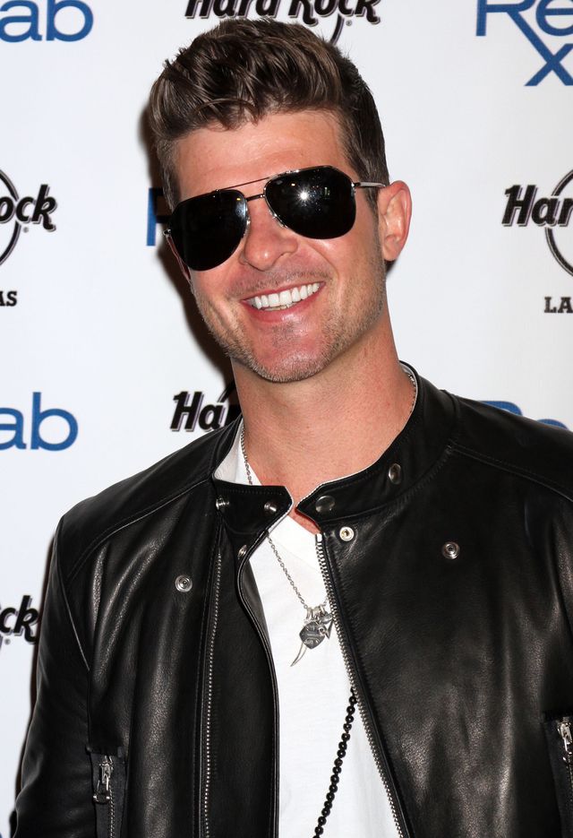 Robin Thicke w małżeńskim łóżku z nagimi panienkami