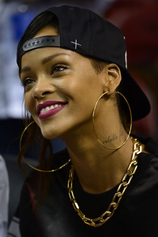 Rihanna obwieszona biżuterią wysyła jasny przekaz (FOTO) Rihanna obwieszona biżuterią wysyła jasny przekaz (FOTO)