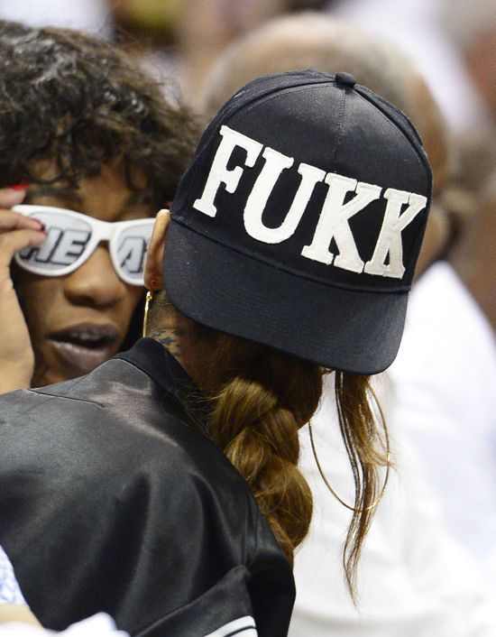 Rihanna obwieszona biżuterią wysyła jasny przekaz (FOTO)