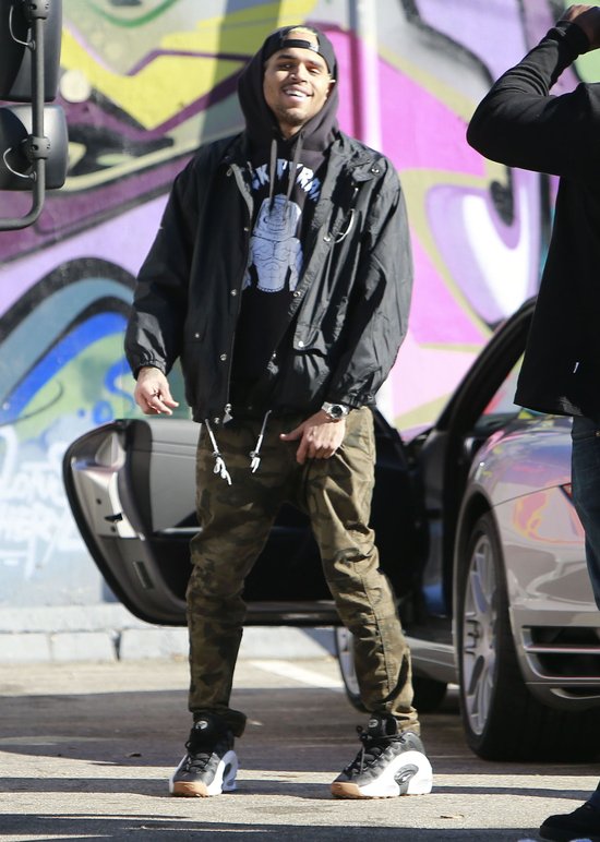 Skrzywiona Rihanna i tyłek Chrisa Browna (FOTO) Skrzywiona Rihanna i tyłek Chrisa Browna (FOTO)