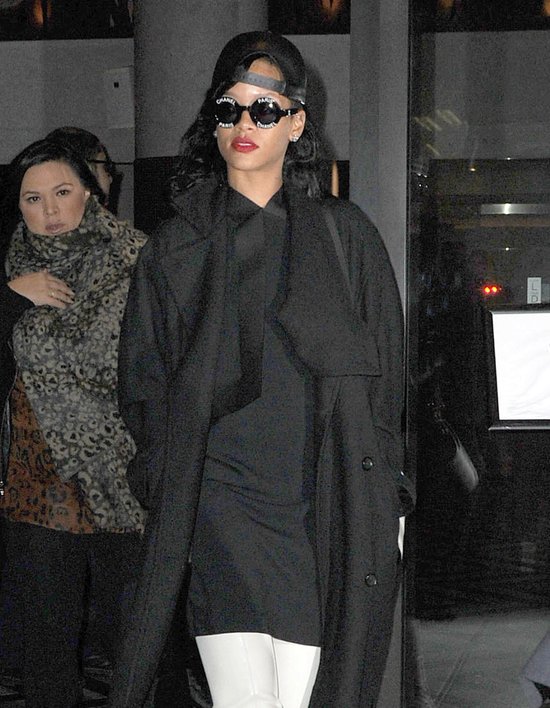 Rihanna chce sobie dodać klasy nosząc Chanel? (FOTO)