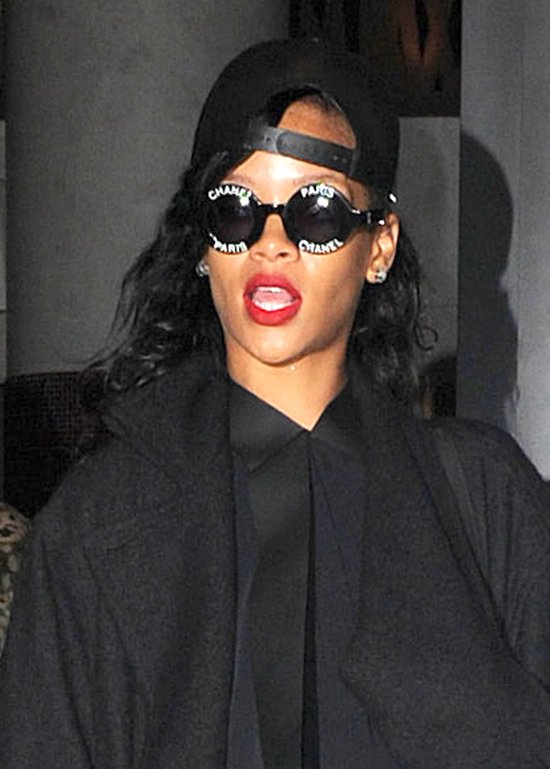 Rihanna chce sobie dodać klasy nosząc Chanel? (FOTO)