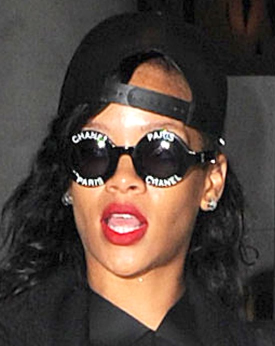 Rihanna chce sobie dodać klasy nosząc Chanel? (FOTO)